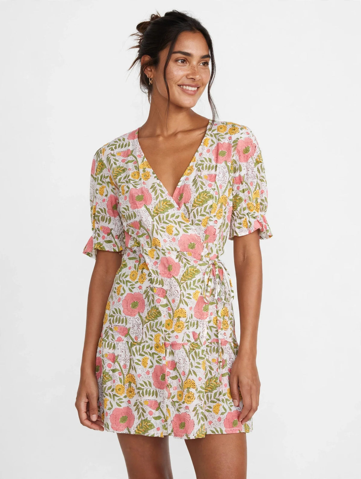 IN- Robe courte a manches courtes on model